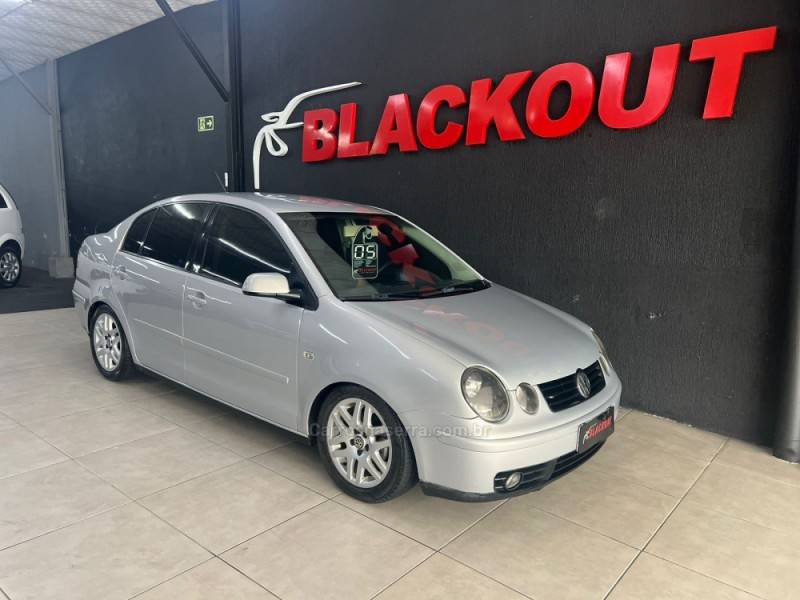 VOLKSWAGEN - POLO SEDAN - 2005/2005 - Prata - Sob Consulta