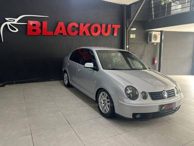 VOLKSWAGEN - POLO SEDAN - 2005/2005 - Prata - Sob Consulta