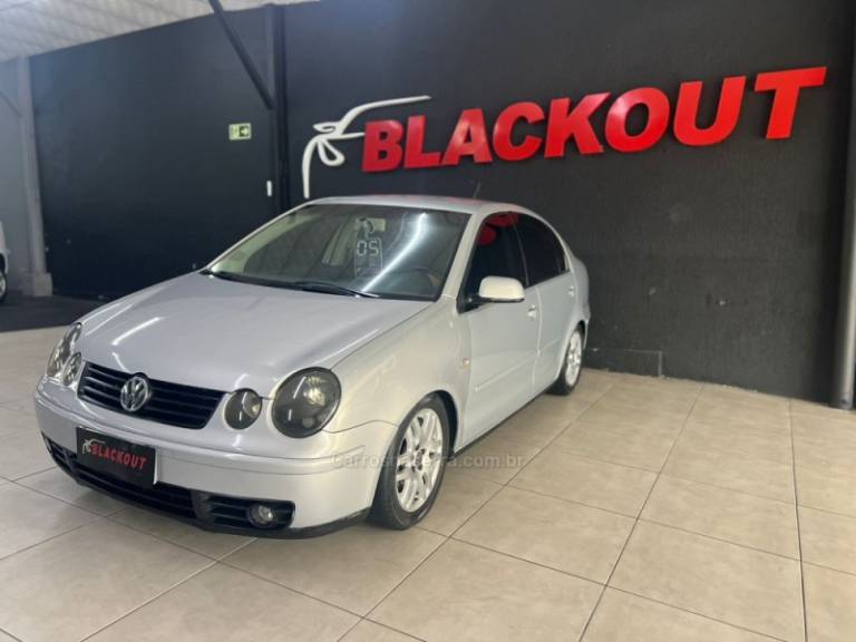 VOLKSWAGEN - POLO SEDAN - 2005/2005 - Prata - Sob Consulta