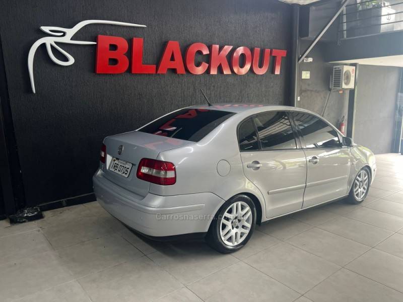 VOLKSWAGEN - POLO SEDAN - 2005/2005 - Prata - Sob Consulta