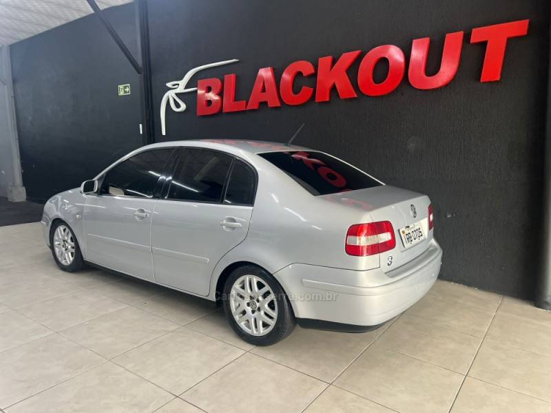 VOLKSWAGEN - POLO SEDAN - 2005/2005 - Prata - Sob Consulta