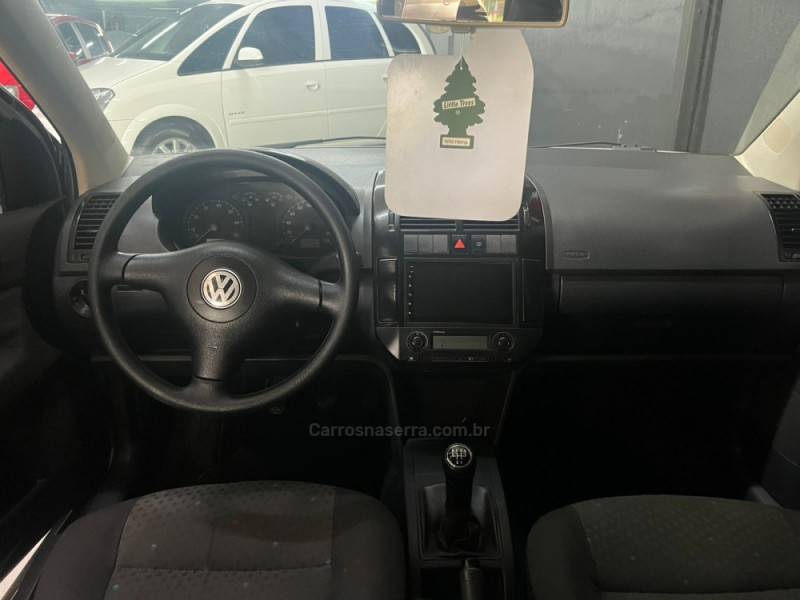 VOLKSWAGEN - POLO SEDAN - 2005/2005 - Prata - Sob Consulta