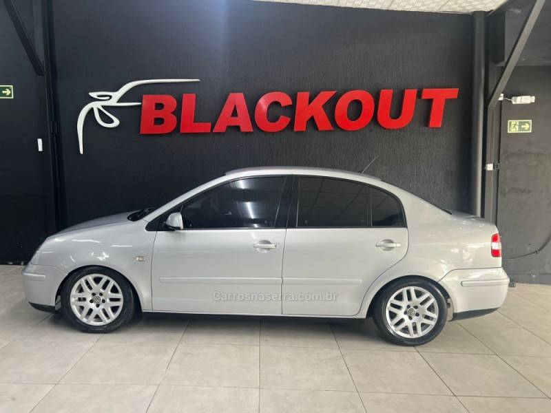VOLKSWAGEN - POLO SEDAN - 2005/2005 - Prata - Sob Consulta