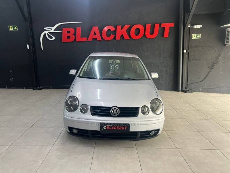 VOLKSWAGEN - POLO SEDAN - 2005/2005 - Prata - Sob Consulta