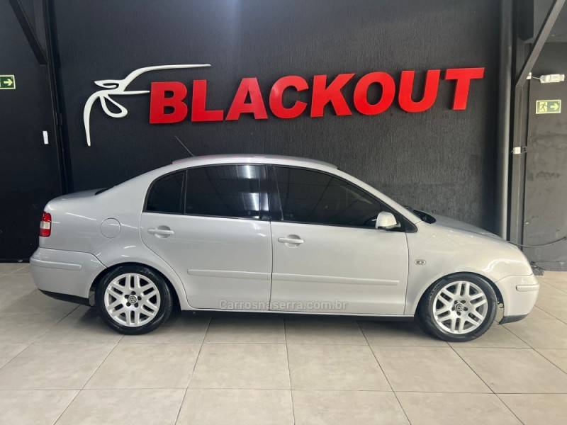 VOLKSWAGEN - POLO SEDAN - 2005/2005 - Prata - Sob Consulta